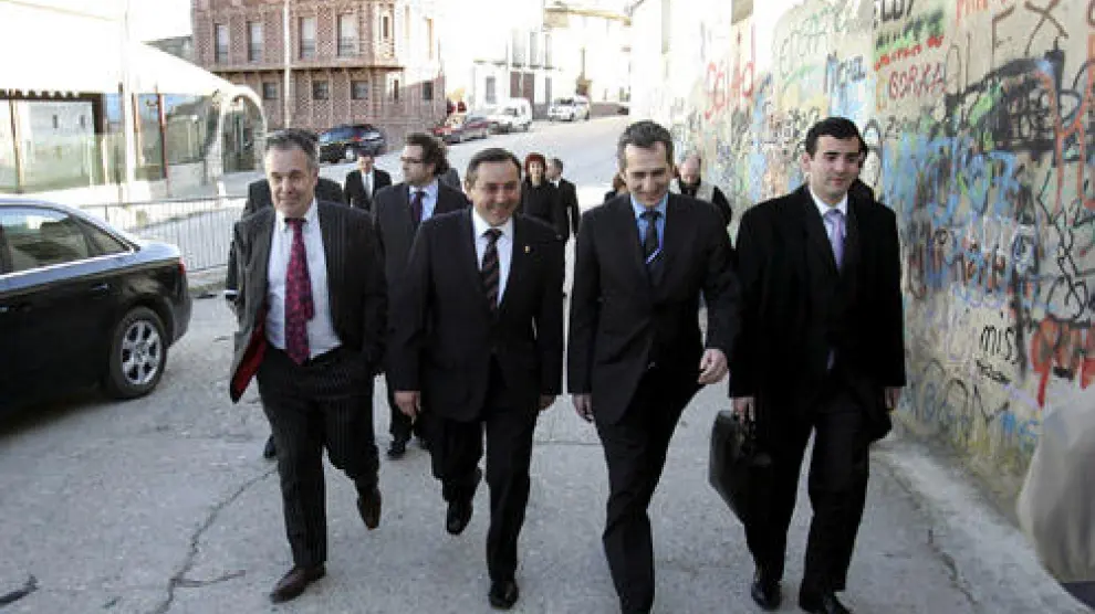 Los promotores del proyecto junto al alcalde de Ontiñena (2º por la izquierda)