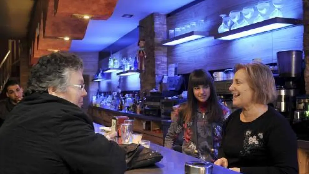 Carmen y Maribel comentan la noticia en uno de los bares del municipio.