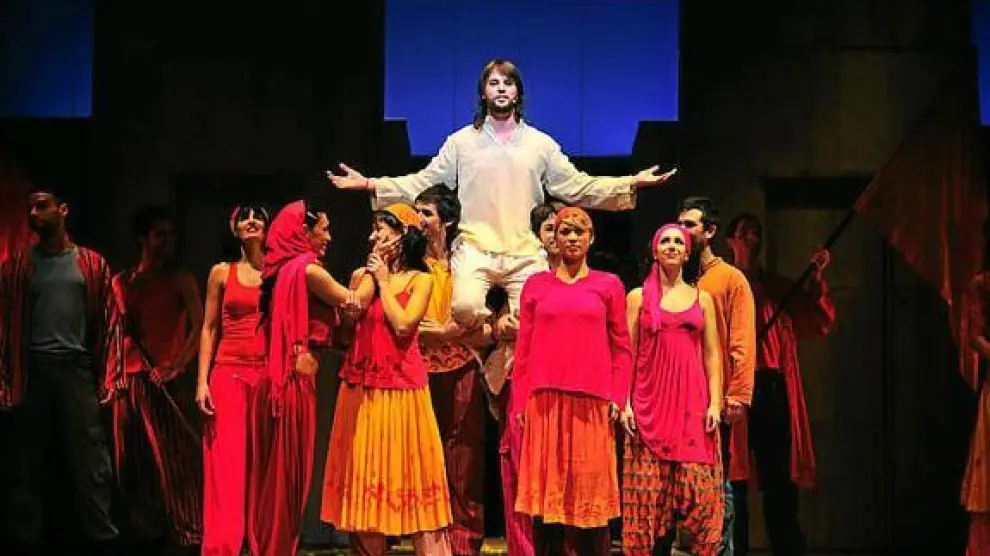 Gerónimo Rauch, en el papel de Jesús, aupado por sus compañeros en 'Jesucristo Superstar'.