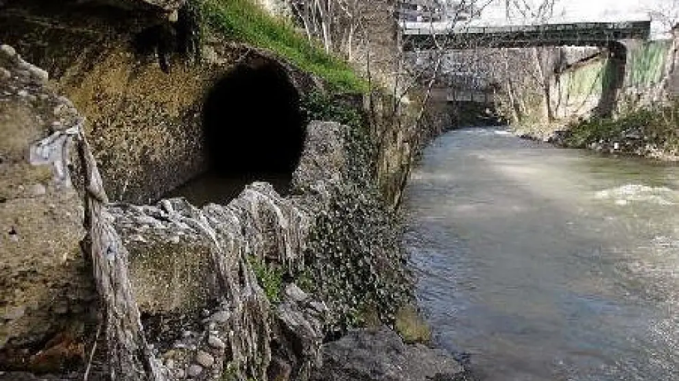 La rotura de una tubería hace ya mucho tiempo permite que se viertan aguas residuales al río en las proximidades del Camino de las Torres, en Zaragoza