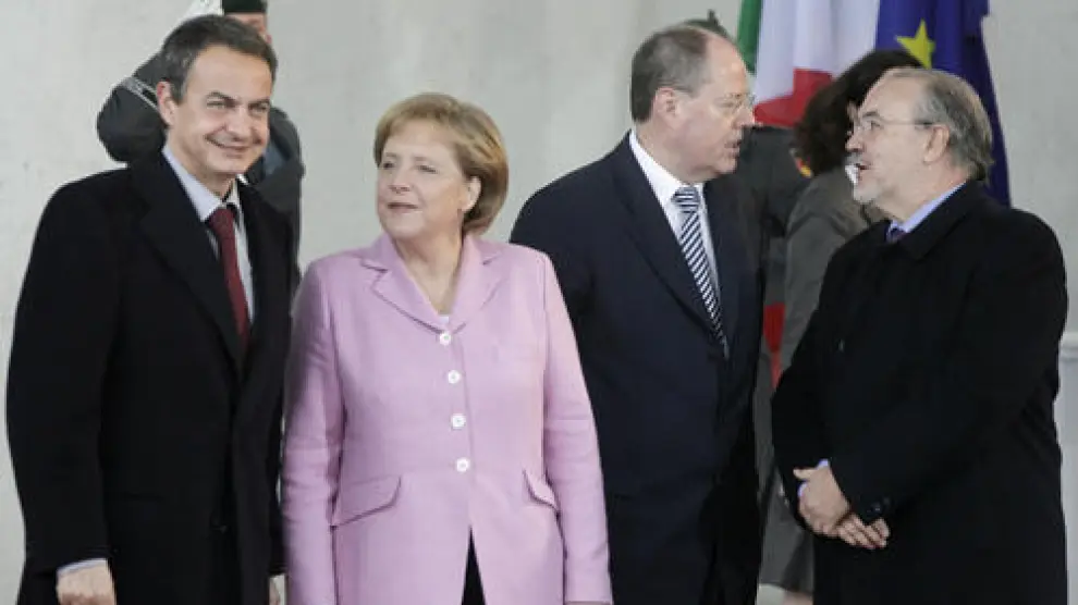 Zapatero y Solbes, junto a la canciller alemana Angela Merkel