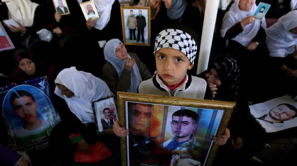 Familiares de prisioneros palestinos piden su liberación