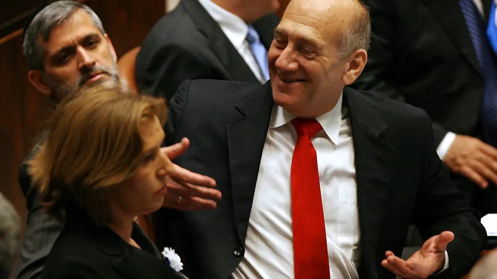 Olmert en primer plano y Livni en segundo