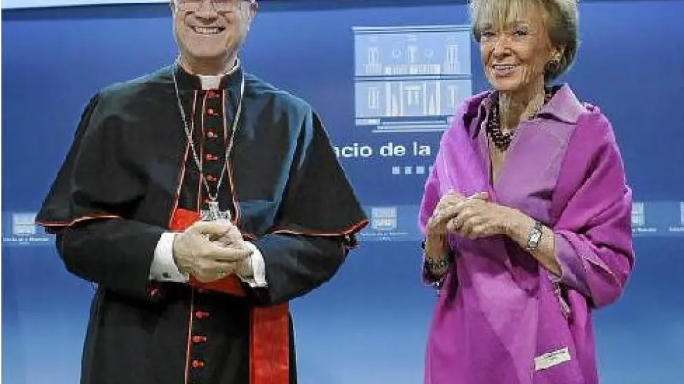 El secretario de Estado del Vaticano, el cardenal Tarcisio Bertone, junto a la vicepresidenta De la Vega.