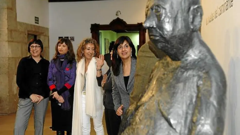 En el centro, de izquierda a derecha, Valeria Serrano y Susana Sapadoni, nieta e hija política del artista.