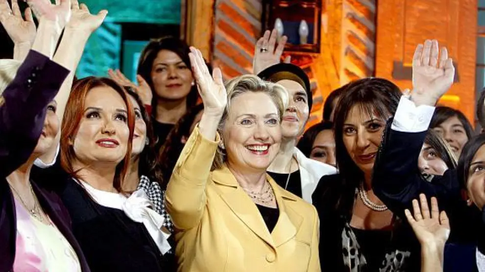 Clinton, junto a la actriz Mujde Ar (i) y la periodista Cigdem Anat (d), en la televisión turca.