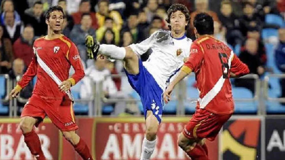 Ander Herrera controla el balón ante dos jugadores sevillistas