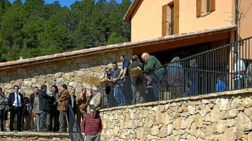 Numerosos vecinos de Ejulve asistieron a la inauguración del hotel ecológico de Los Barrancos.