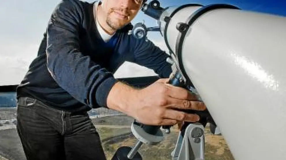Álex Dantart, con un telescopio, en su domicilio zaragozano.