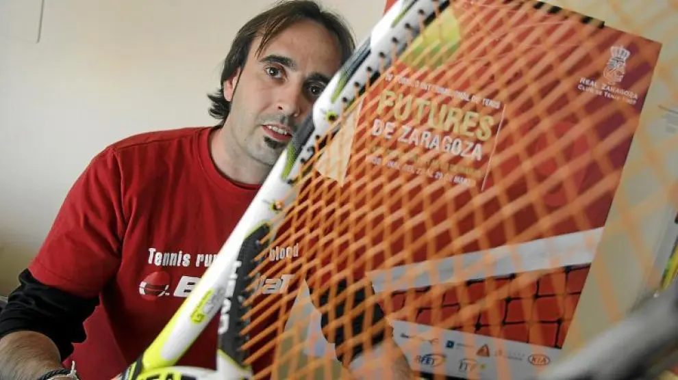 El encordador Gorka Alday, ayer en las instalaciones del Real Zaragoza Club de Tenis.