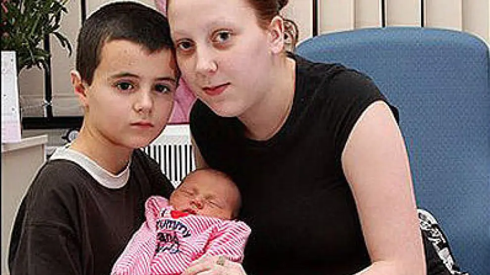 Alfie junto a su supuesta hija y la madre del bebé