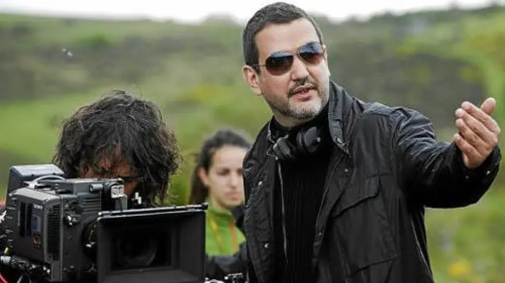 El director Roberto Santiago, durante el rodaje de su película 'Al final del camino'