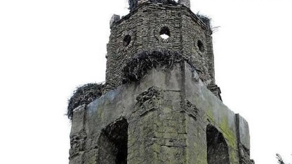 Así quedó la torre de la iglesia de Tramaced, tras desplomarse una parte el pasado jueves