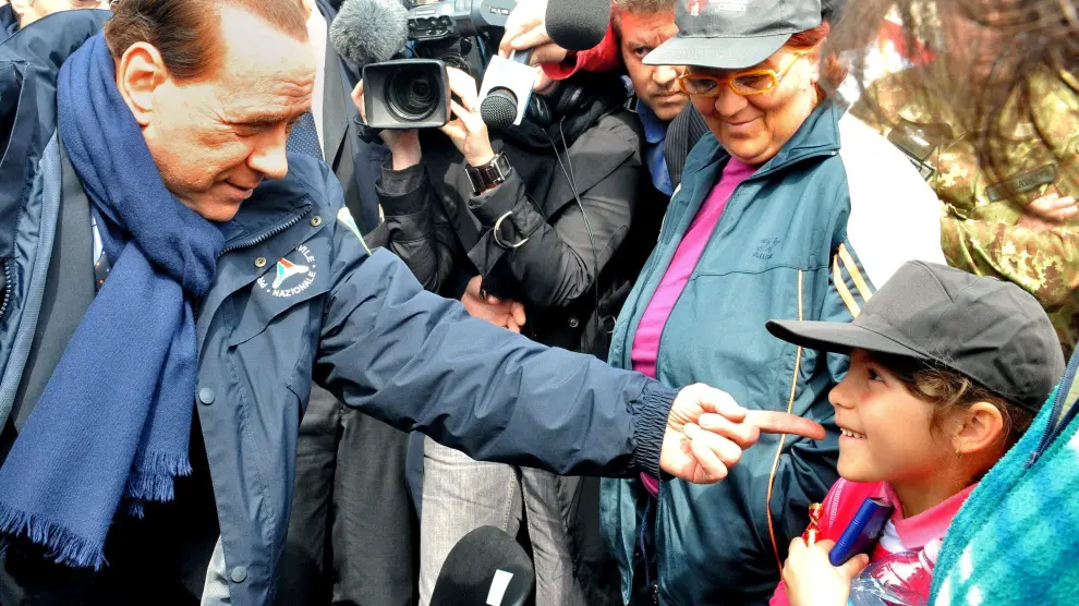 Berlusconi saluda a un niño afectado por el seísmo