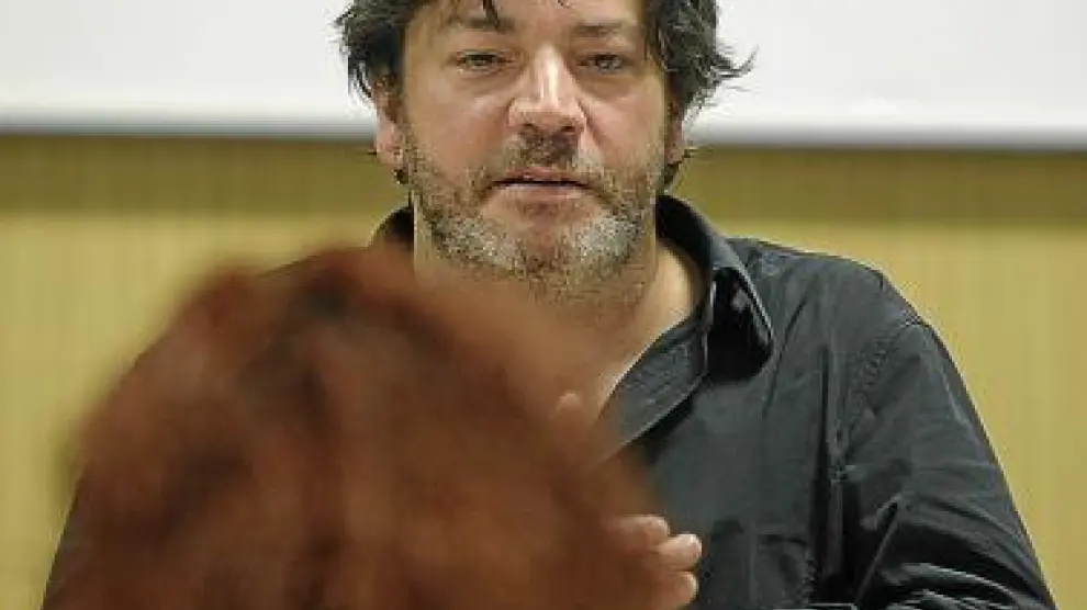 Enrique Urbizu, ayer, durante una charla en Zaragoza.