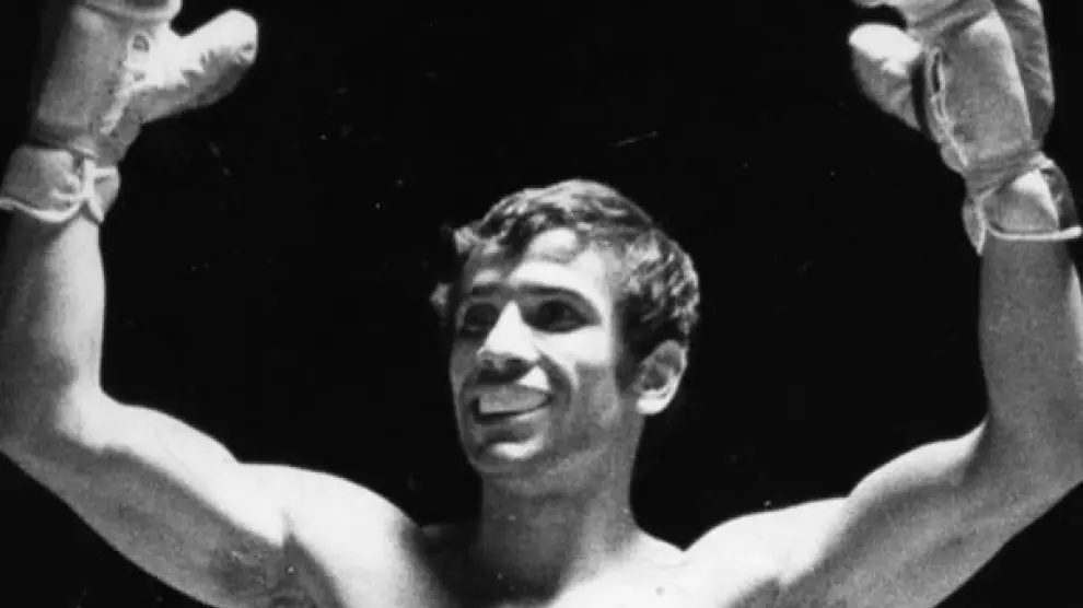 Una imagen clásica de Perico Fernández, con los brazos abiertos al viento de la victoria.