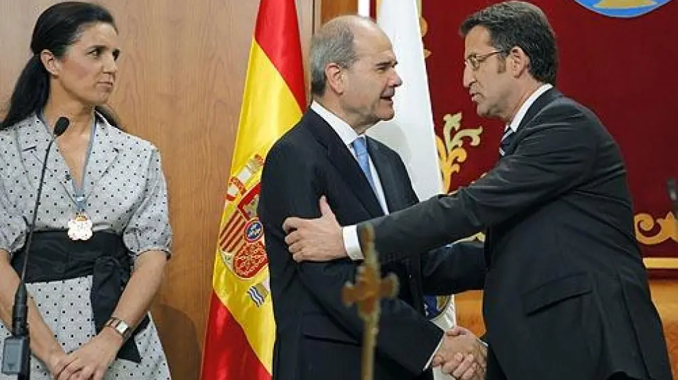 El nuevo presidente de la Xunta (d) saluda al vicepresidente del Gobierno, Manuel Chaves