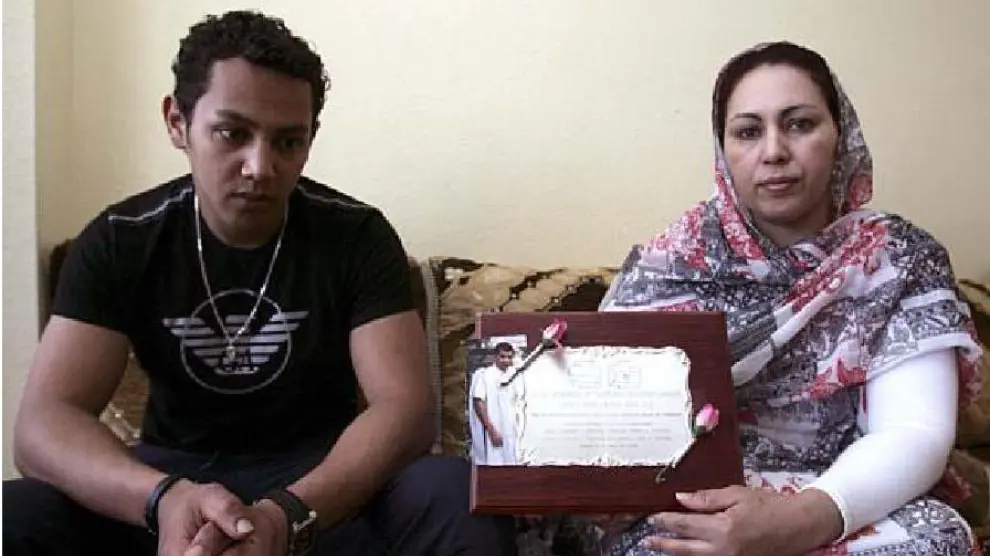 Abderramán y Ishaba, con una placa en recuerdo de Mohamed que hizo un amigo ecuatoriano