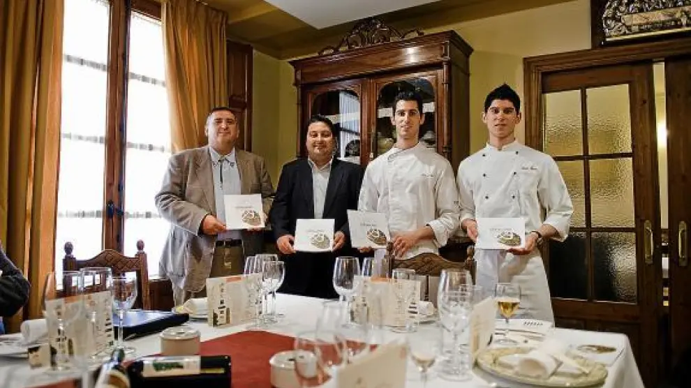 Rafa Gimena, Ferràn Perdrix, Luis Carcas y Javier Carcas, ayer, en el restaurante Casa Pedro.