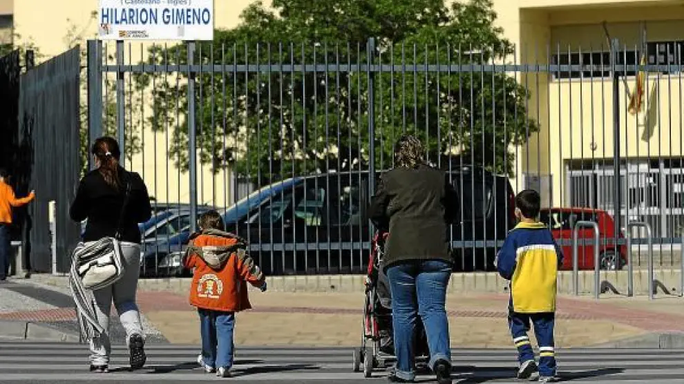 Unas madres con sus pequeños, ayer a la salida de clase del colegio Hilarión Gimeno, en el Arrabal.