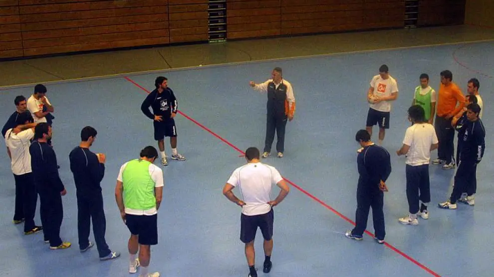 Kosovac dirige el entrenamiento de ayer del CAI Aragón en Gummersbach.