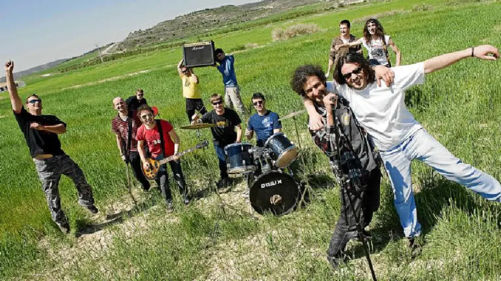 Varios de los músicos de rock de Leciñena en un campo del pueblo,.