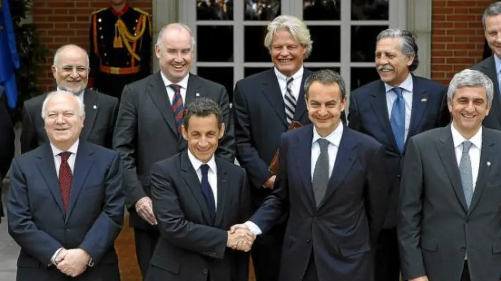 En el centro de la imagen, los presidentes Sarkozy y Rodríguez Zapatero se estrechan las manos. Detrás, el segundo por la derecha, el oscense Víctor Morlán.