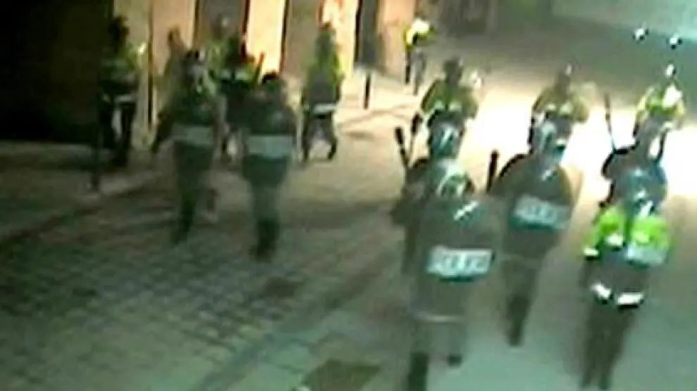 La Policía tuvo que cargar en varias ocasiones, como muestra esta imagen de un videoaficionado.