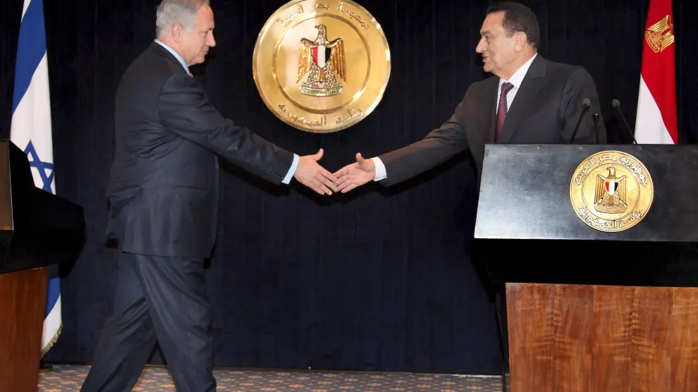 El presidente egipcio, Hosni Mubarak (d), saluda al primer ministro israelí, Benjamin Netanyahu (i)