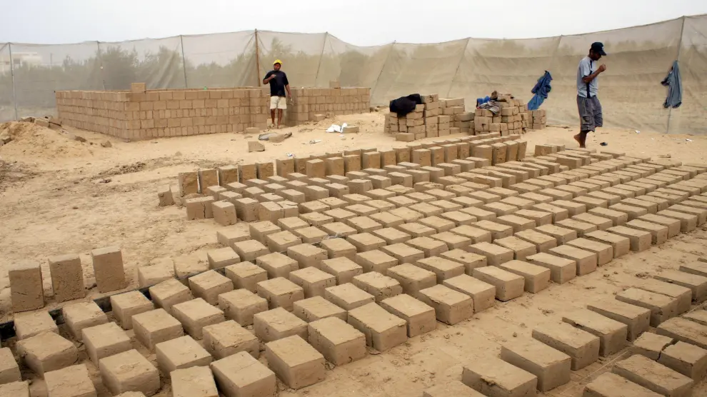 Ciudadanos de Gaza construyen grandes ladrilllos de barro