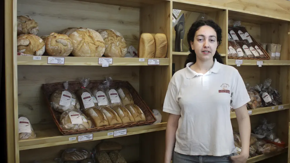 Laura Marcén, de la empresa Ecomonegros, en su panadería de Zaragoza