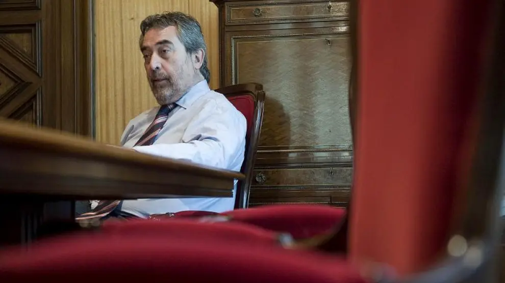 El alcalde de Zaragoza, Juan Alberto Belloch, en su despacho.