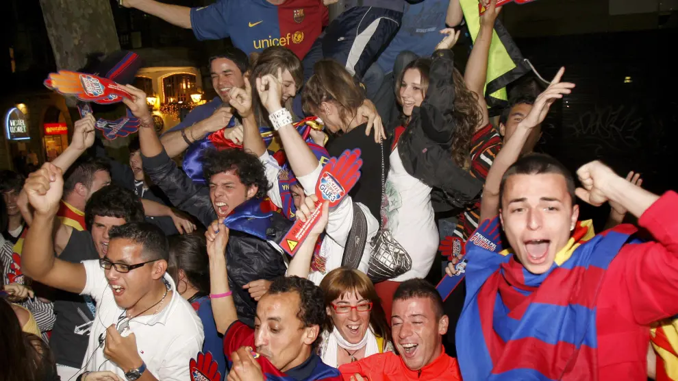 Aficionados del Barcelona celebran el título en la calle
