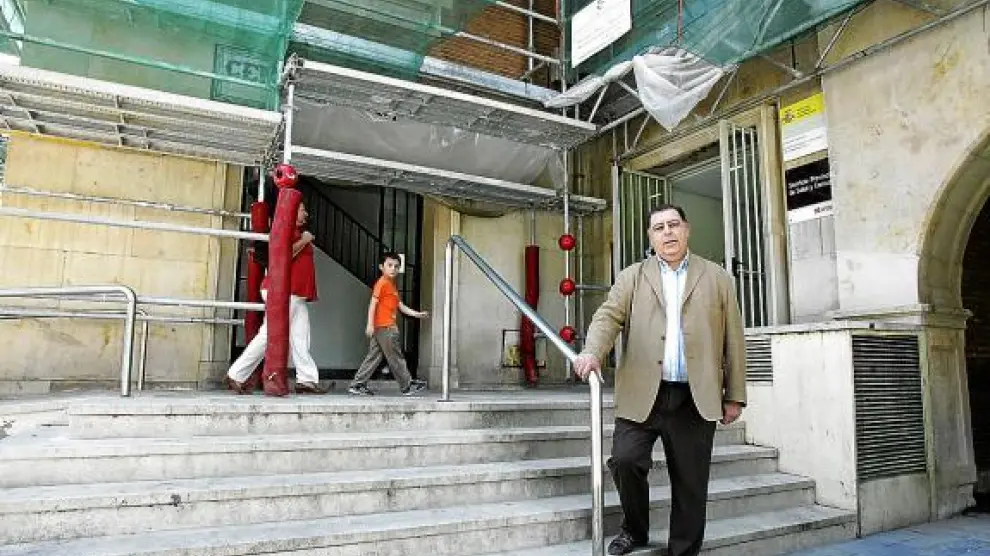 El presidente vecinal del Casco Histórico, Abad, ante el ambulatorio antiguo, con obras en la fachada.