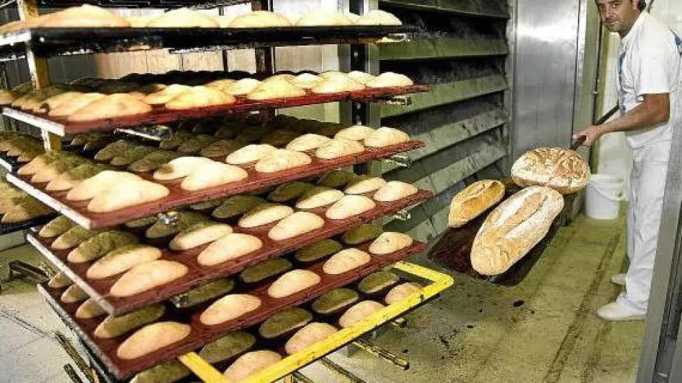 En la panadería de Munébrega ya están aprovisionándose de pan y otros productos típicos.