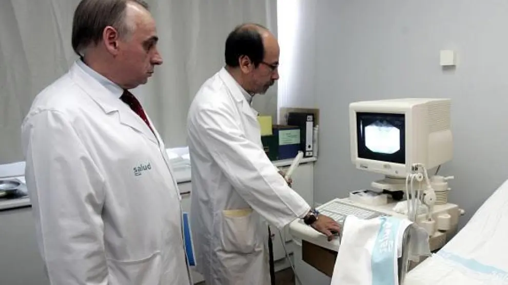 Los doctores Royo y Losada, en la consulta de inseminación asistida del Hospital San Jorge.