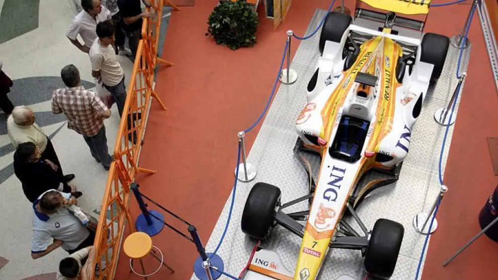 Una réplica exacta del R29 de Fernando Alonso en el centro comercial Grancasa.