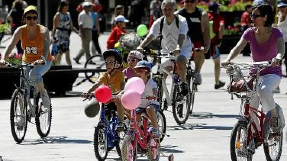 Participantes de la bicicletada salen de la plaza del Pilar.