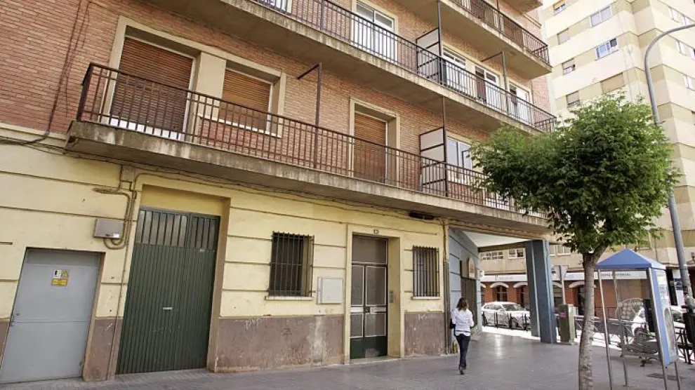 Los pisos se encuentran en la avenida Sagunto, en un edificio construido en los años setenta.