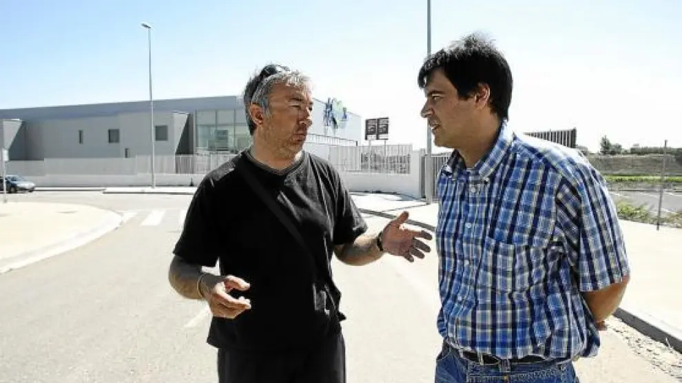 Dos de los trabajadores conversaban ayer ante la fachada de la planta de Agrovalle.