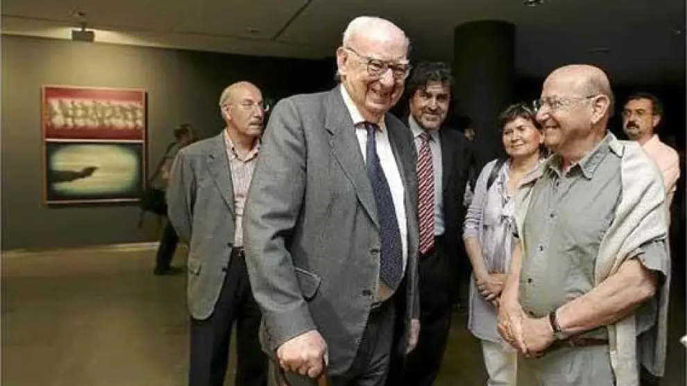 José Luis Borau (izda.) y Theo Angeolopoulos coincidieron en la inauguración de la exposición