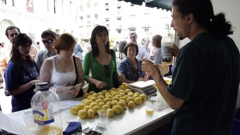 En el puesto de Javier Sánchez, se podían comprar limones, limonada y mojitos.