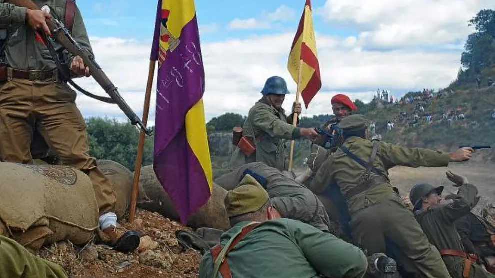 Las agrupaciones participantes recrearon el desarrollo de una típica batalla del Frente de Aragón.
