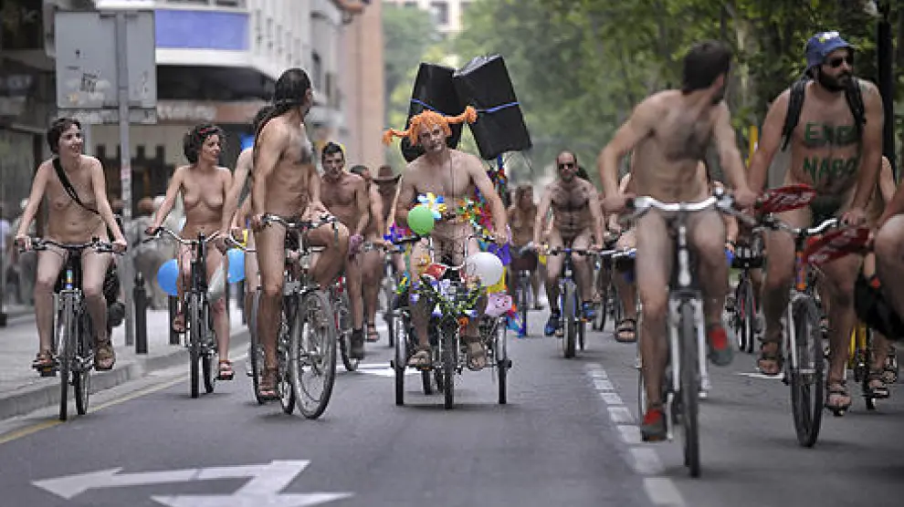 La marcha ciclonudista recorre el centro de Zaragoza con el lema 'Aparca la crisis. Recupera tu bici'