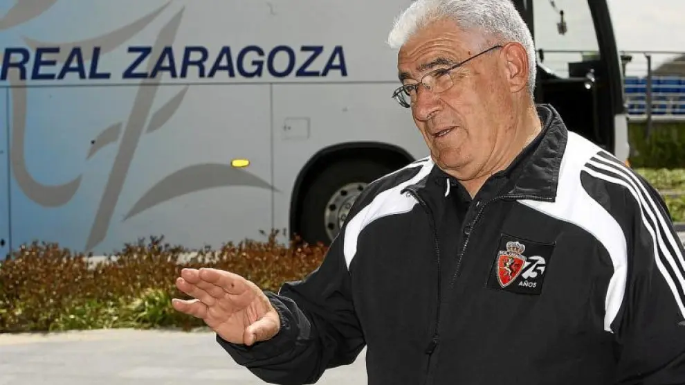 Manolo Villanova aclara. Detrás, el autobús de su Real Zaragoza.