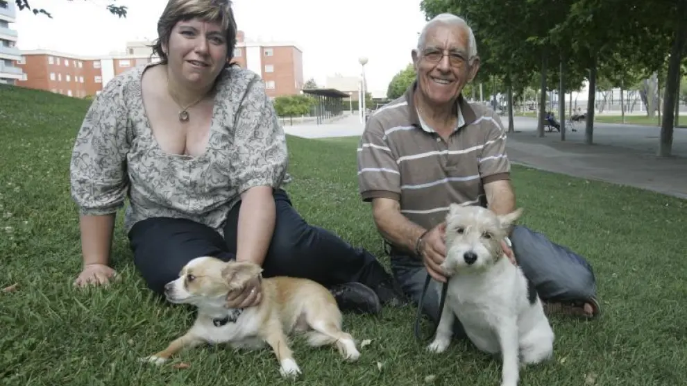 Miriam y Marino Aína con sus perros Milo (izquierda) y Laika, en el parque Europa de Utebo.