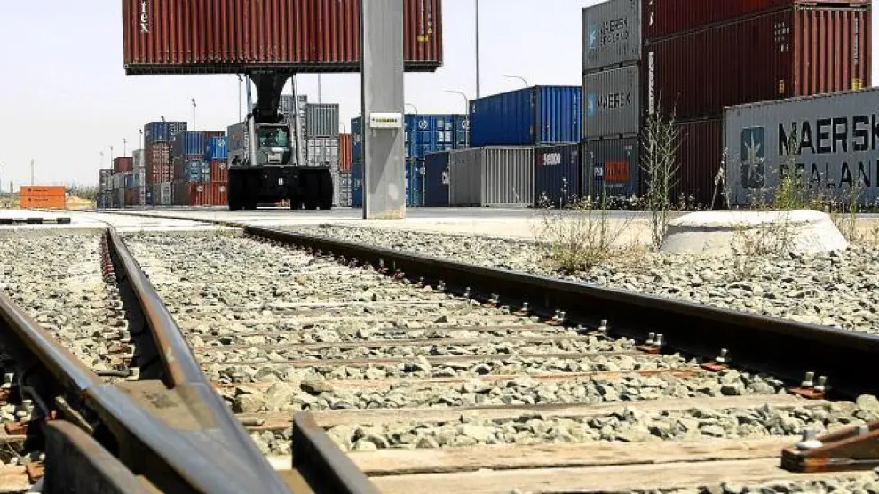Una grúa cargaba, el pasado miércoles, un tren en la Terminal Marítima de Zaragoza, plagada ya de contenedores de Maersk.