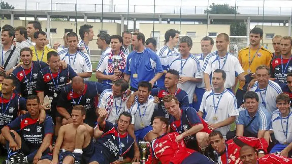 El conjunto aragonés posa con el rival una vez conquistado el título.