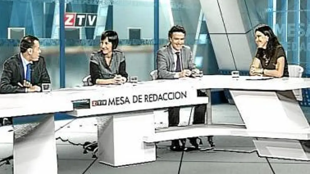 Victoria Martínez presenta la mesa de tertulia de ZTV.