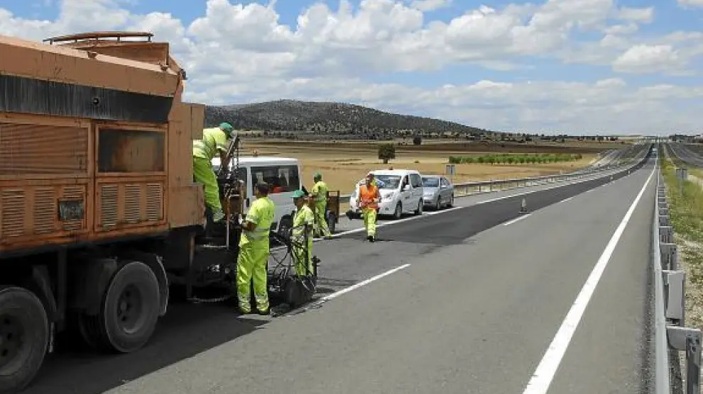 Reparación del pavimento en la autovía Mudéjar entre el puerto de Escandón y Sarrión.